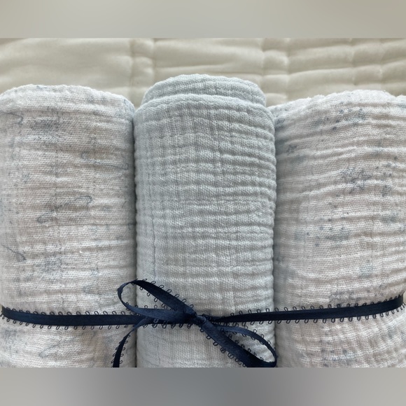 Piccolo Bambino (3) blue and white universe and star pattern blankets - Picture 2 of 2